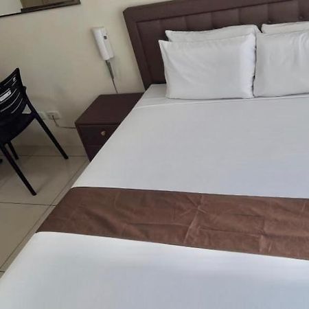 Studio Unit At The Breeze Residences Manila Exterior foto